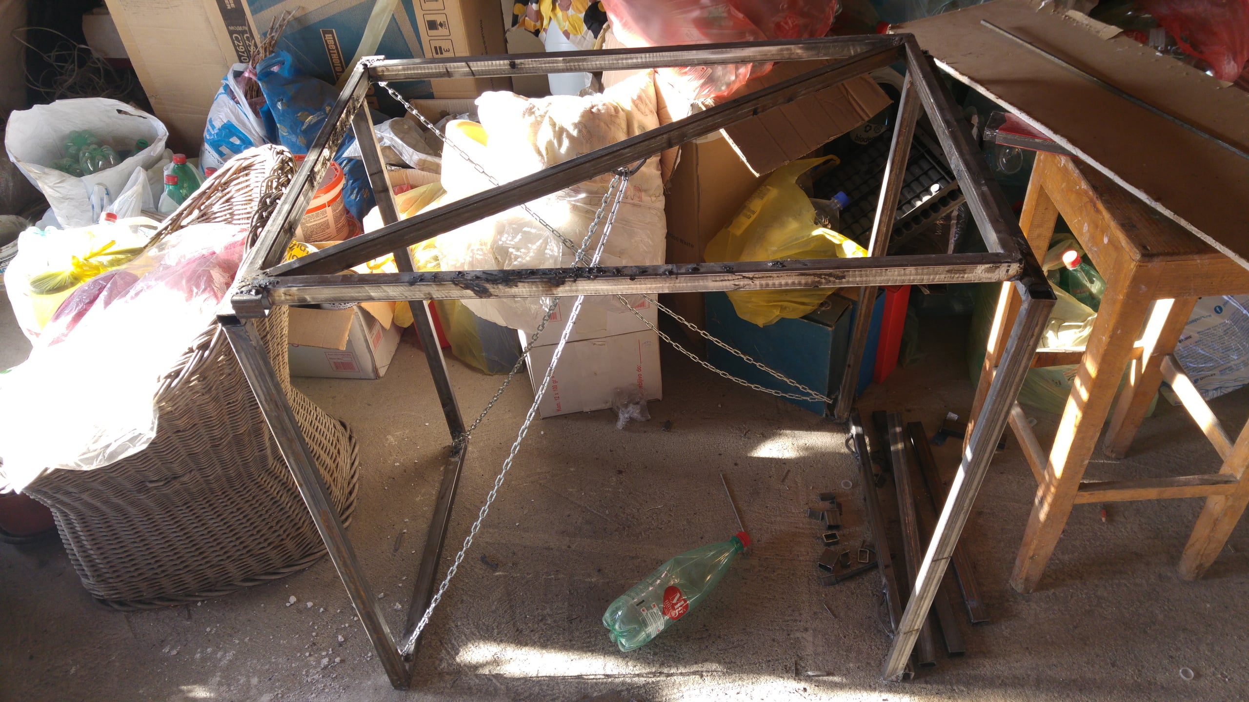 Welded square-pipe frame of the foldable welding table